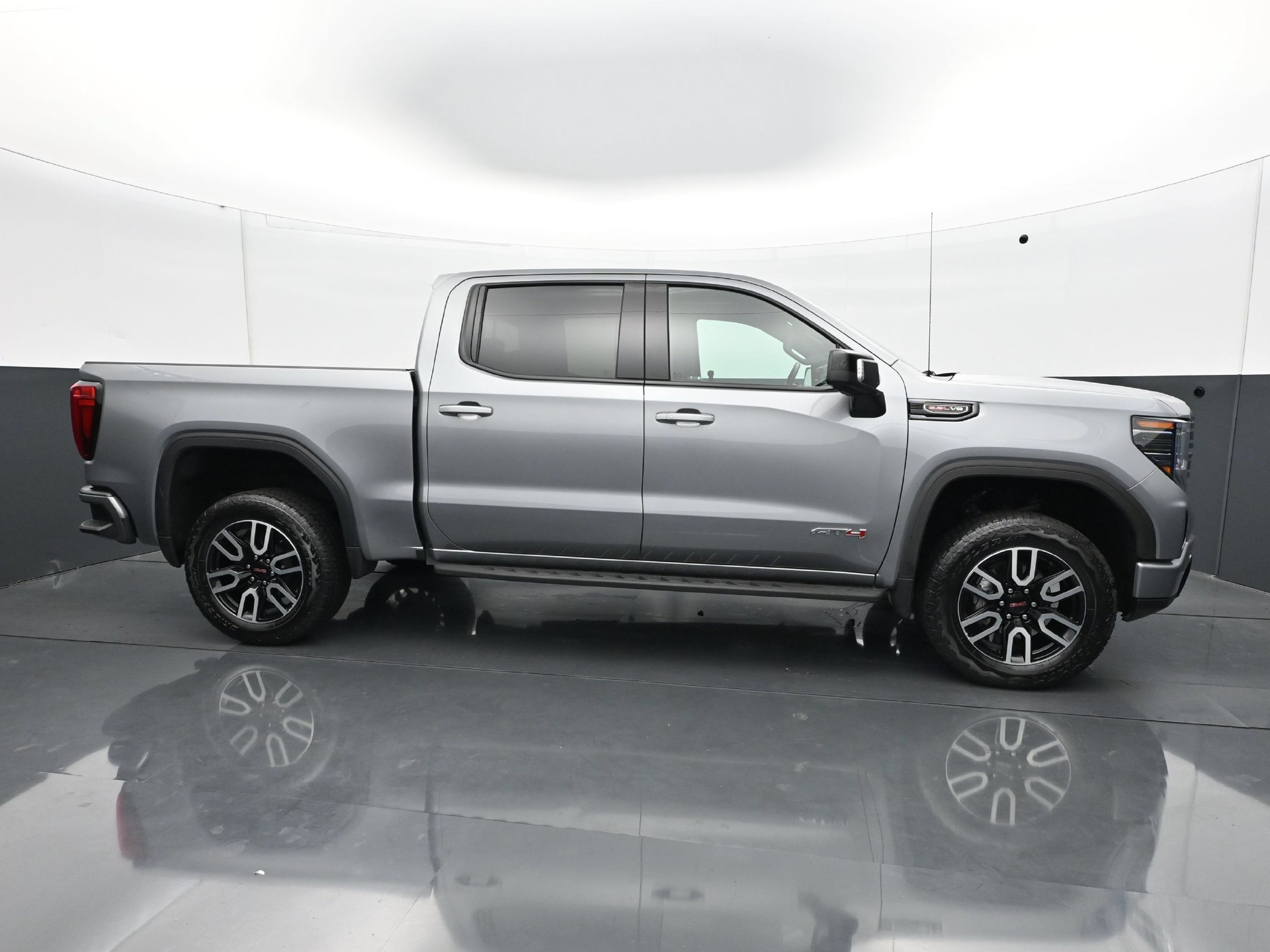 Used 2024 GMC Sierra 1500 AT4 w/ Technology Package AWD/4WD image 8