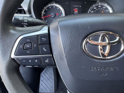 Used 2020 Toyota Highlander L image 17