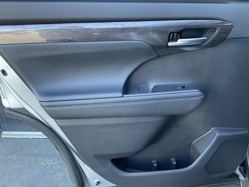 Used 2024 Toyota Highlander Platinum image 40