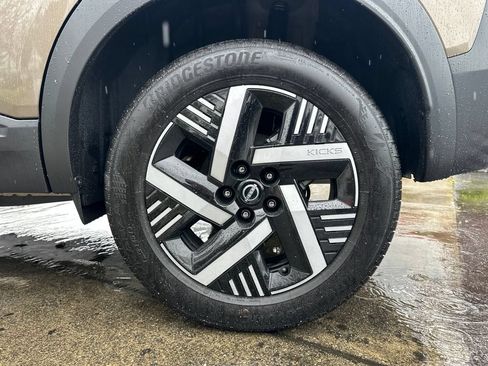 Used 2025 Nissan Kicks SV FWD image 27