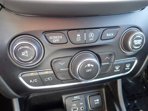 Used 2018 Jeep Cherokee Latitude Plus w/ Cold Weather Group image 19