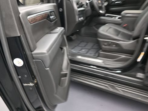 Used 2025 Chevrolet Suburban LT RWD image 11