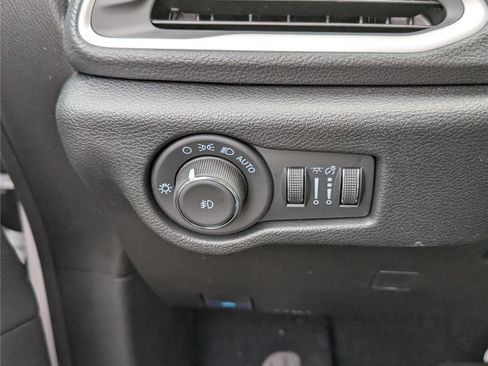 New 2026 Chrysler Pacifica Select FWD image 17