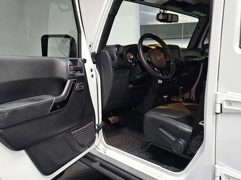 Used 2017 Jeep Wrangler Unlimited Sahara AWD/4WD image 10