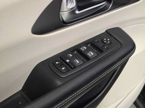 Used 2023 Chrysler Pacifica Touring-L FWD image 21