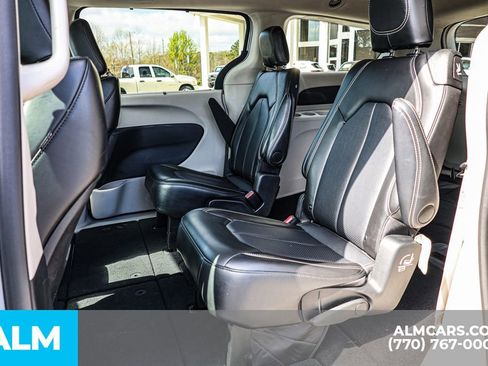 Used 2024 Chrysler Pacifica Touring-L FWD image 21