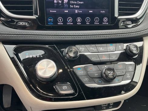 Used 2018 Chrysler Pacifica Limited w/ Tire & Wheel Group FWD image 26