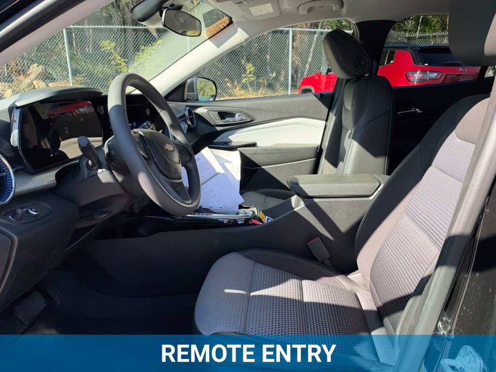 Used 2025 Chevrolet Trax LT FWD image 4