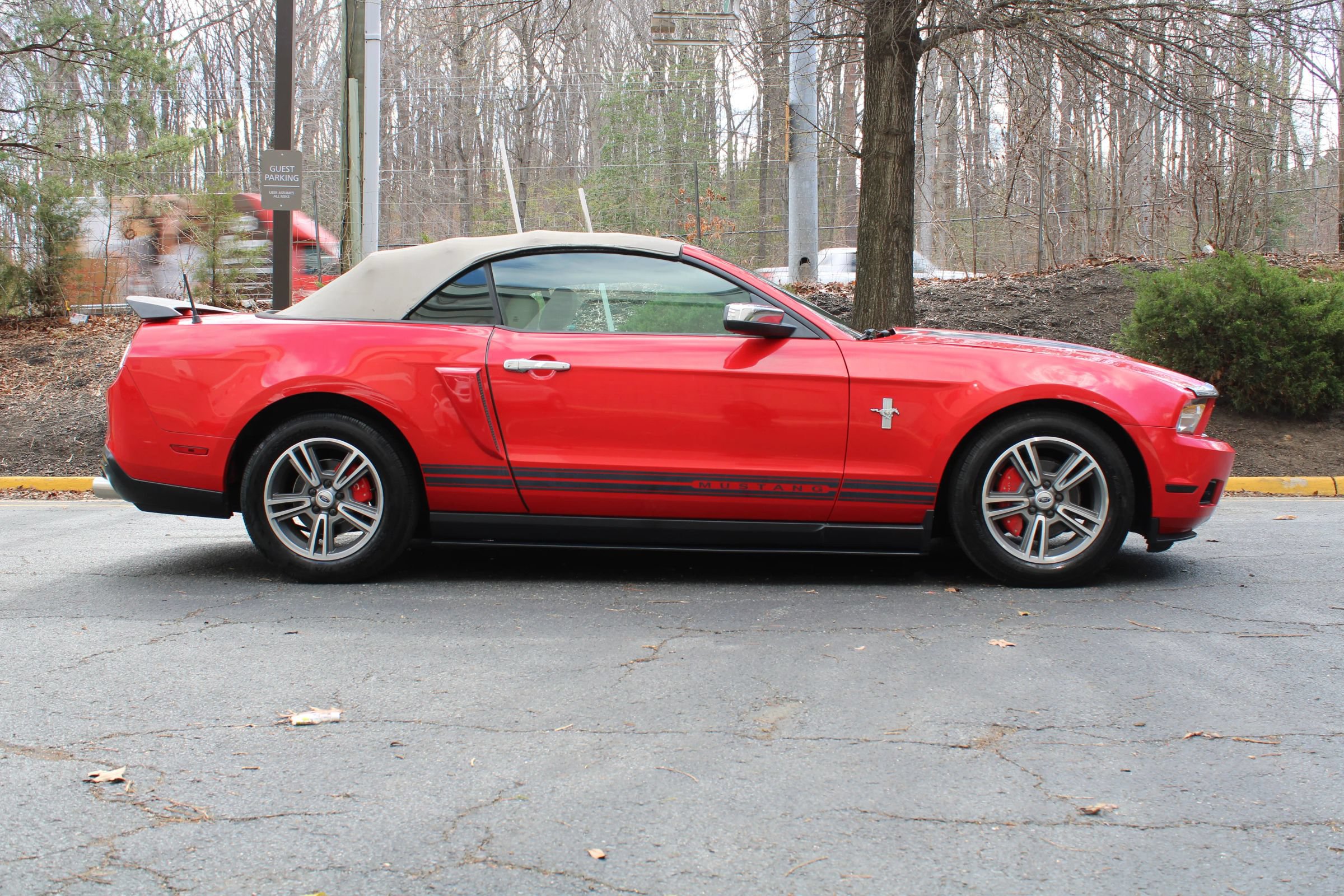 Used 2010 Ford Mustang Convertible RWD image 31