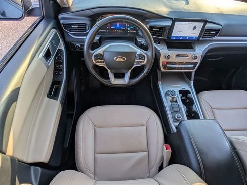 Used 2022 Ford Explorer XLT w/ Equipment Group 202A image 8