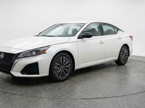 Used 2025 Nissan Altima 2.5 SV FWD image 3