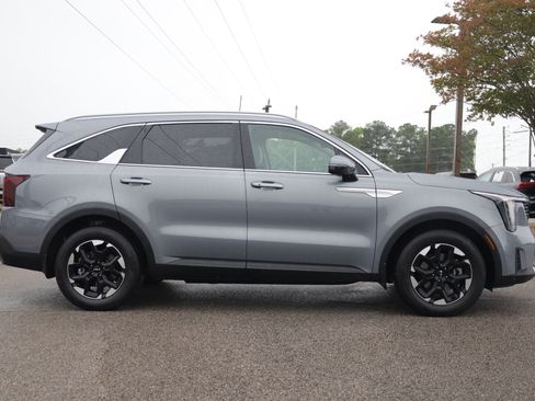 Used 2024 Kia Sorento S w/ Panoramic Sunroof Package FWD image 6