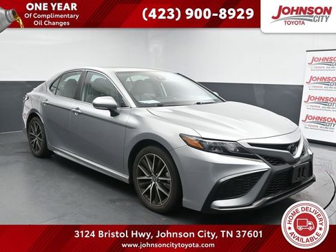 Used 2023 Toyota Camry SE image 1