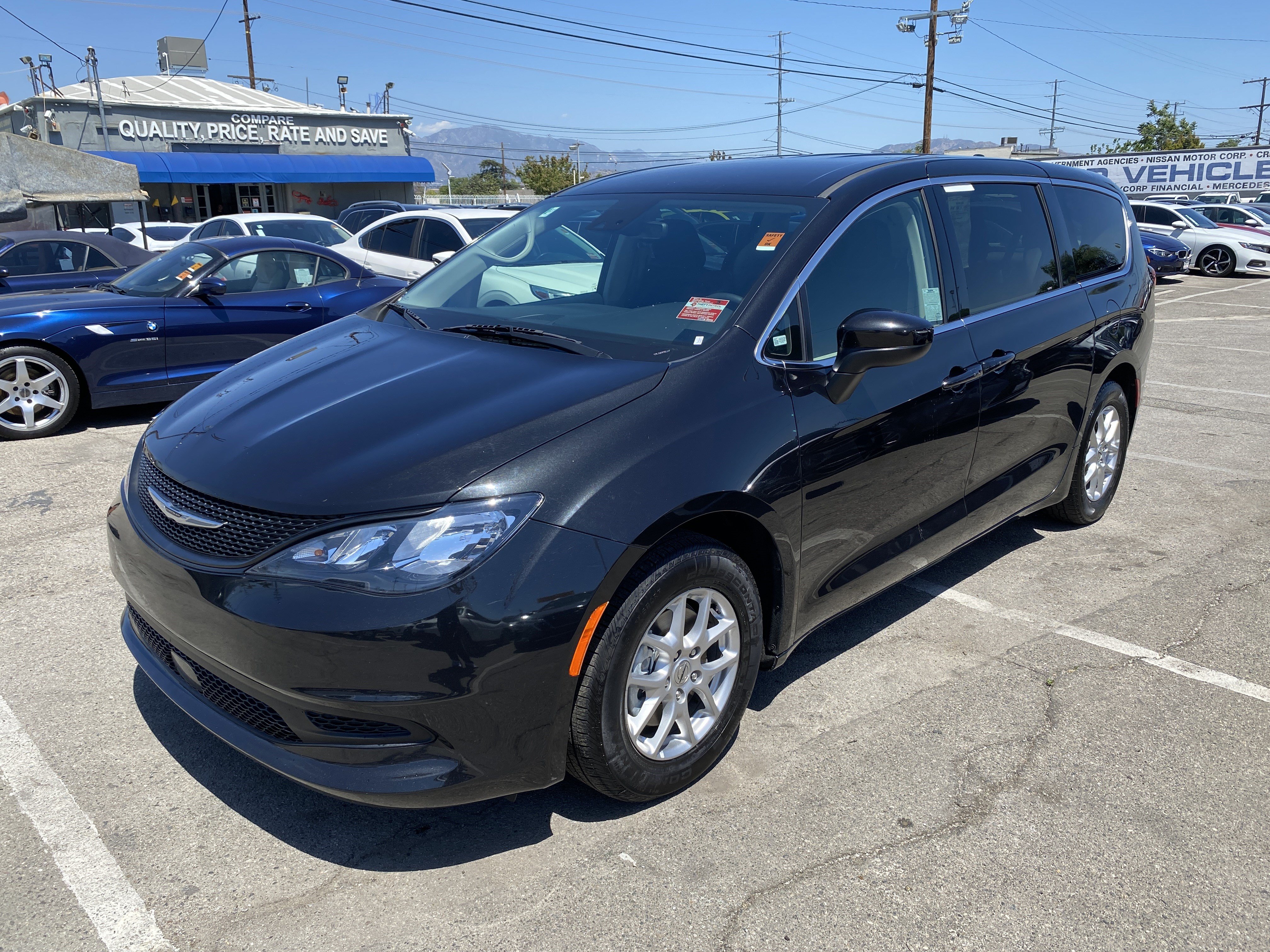 Used 2023 Chrysler Voyager LX FWD image 2