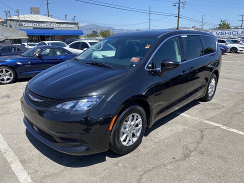 Used 2023 Chrysler Voyager LX FWD image 2
