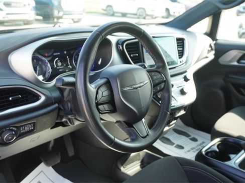 Used 2022 Chrysler Pacifica Touring image 21