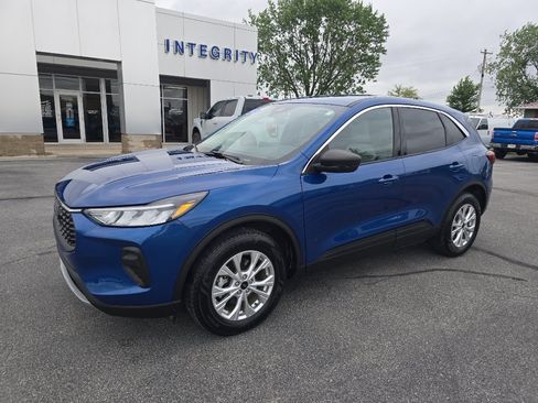 Used 2023 Ford Escape Active w/ Tech Pack #1 AWD/4WD image 2