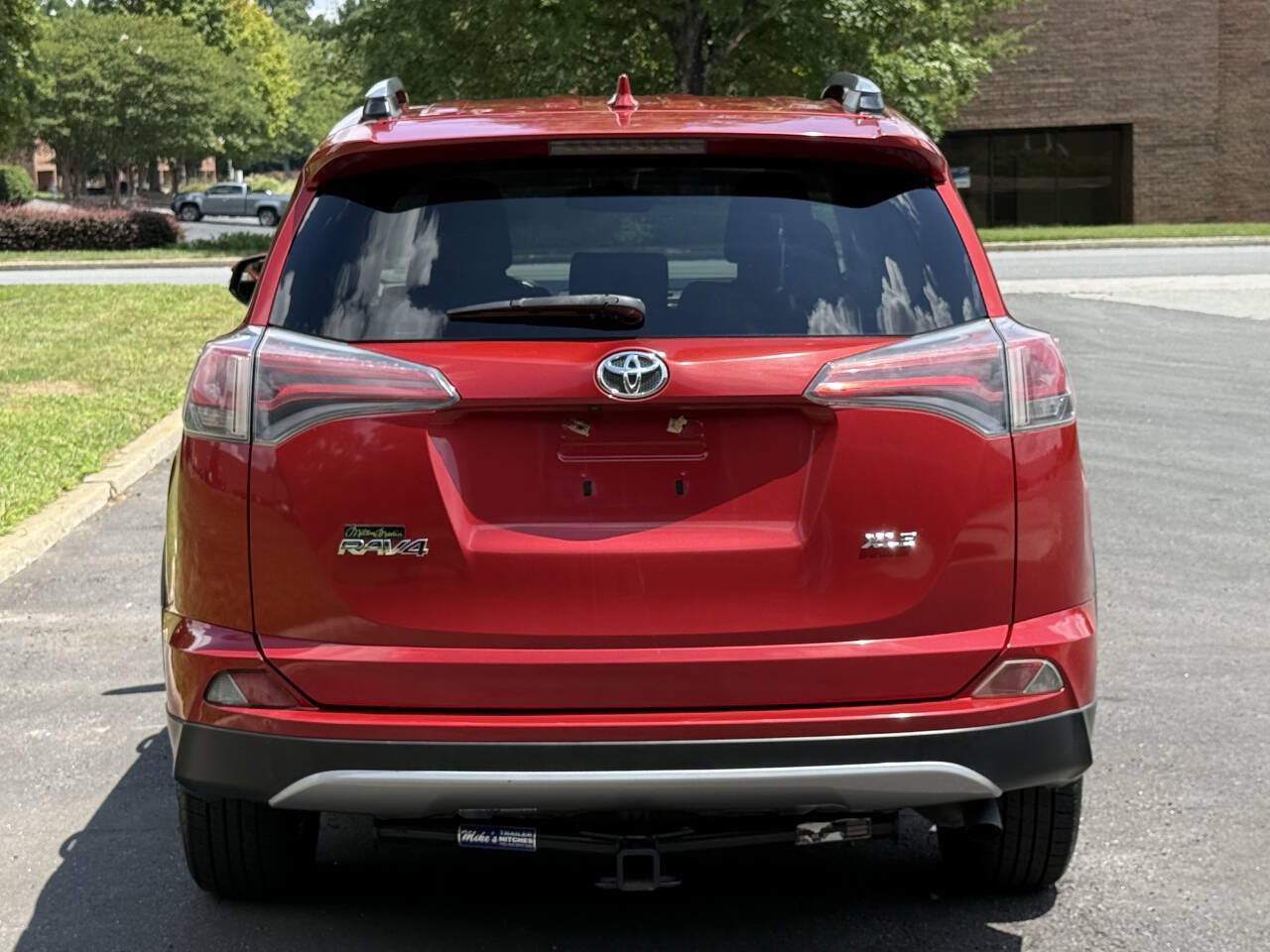 Used 2017 Toyota RAV4 XLE FWD image 5