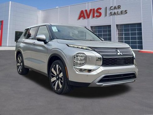 Used 2025 Mitsubishi Outlander SE AWD/4WD image 3
