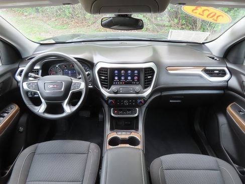 Used 2023 GMC Acadia SLE w/ Driver Convenience Package image 4