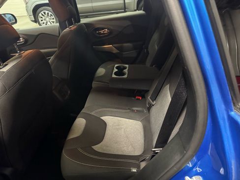 Used 2018 Jeep Cherokee Latitude w/ Altitude Package image 11