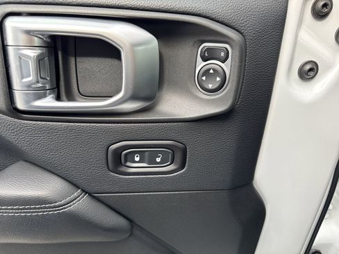 Used 2018 Jeep Wrangler Unlimited Sahara image 14