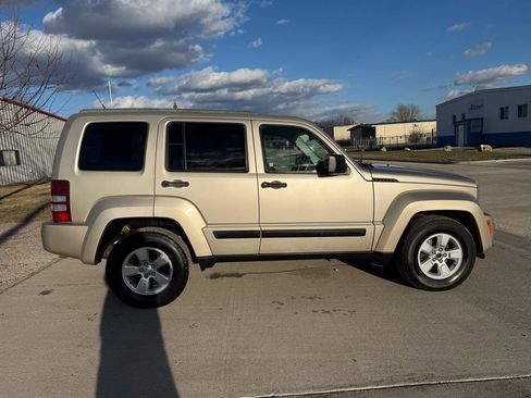 Used 2011 Jeep Liberty Sport image 2