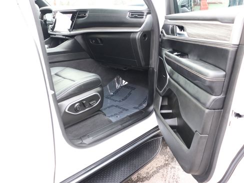 Used 2024 Jeep Wagoneer L Series II w/ Flexible Seating Group image 17