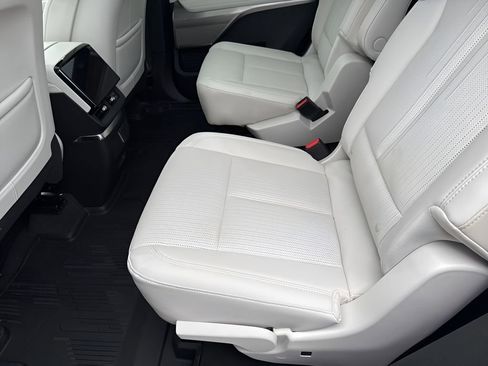 New 2026 Cadillac Vistiq Luxury w/ LPO, Floor Liner Package image 44