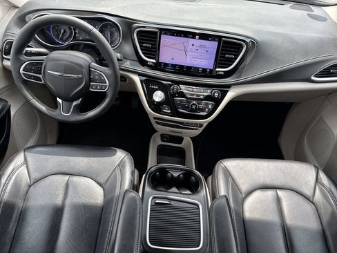Used 2022 Chrysler Pacifica Touring-L w/ Uconnect Theater Family Group FWD image 14