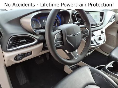 Used 2024 Chrysler Pacifica Touring-L FWD image 14