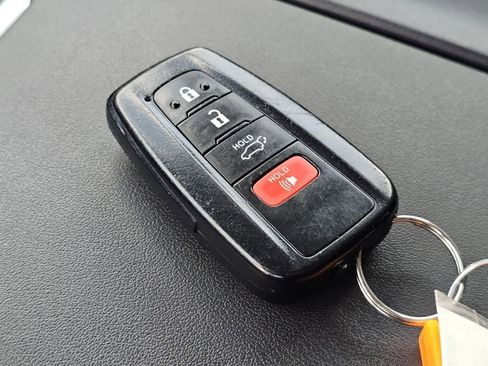 Used 2023 Toyota Highlander XLE AWD/4WD image 34