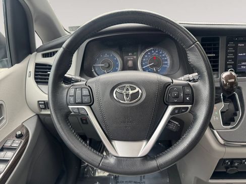 Used 2019 Toyota Sienna XLE FWD image 12