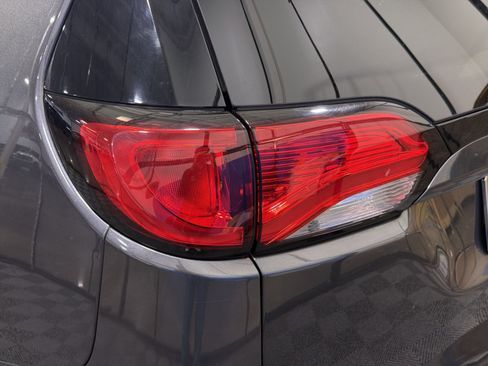 Used 2018 Chrysler Pacifica Touring-L Plus w/ Advanced Safetytec Group FWD image 17