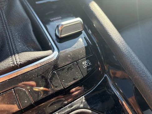 Used 2025 Jeep Compass Limited image 19