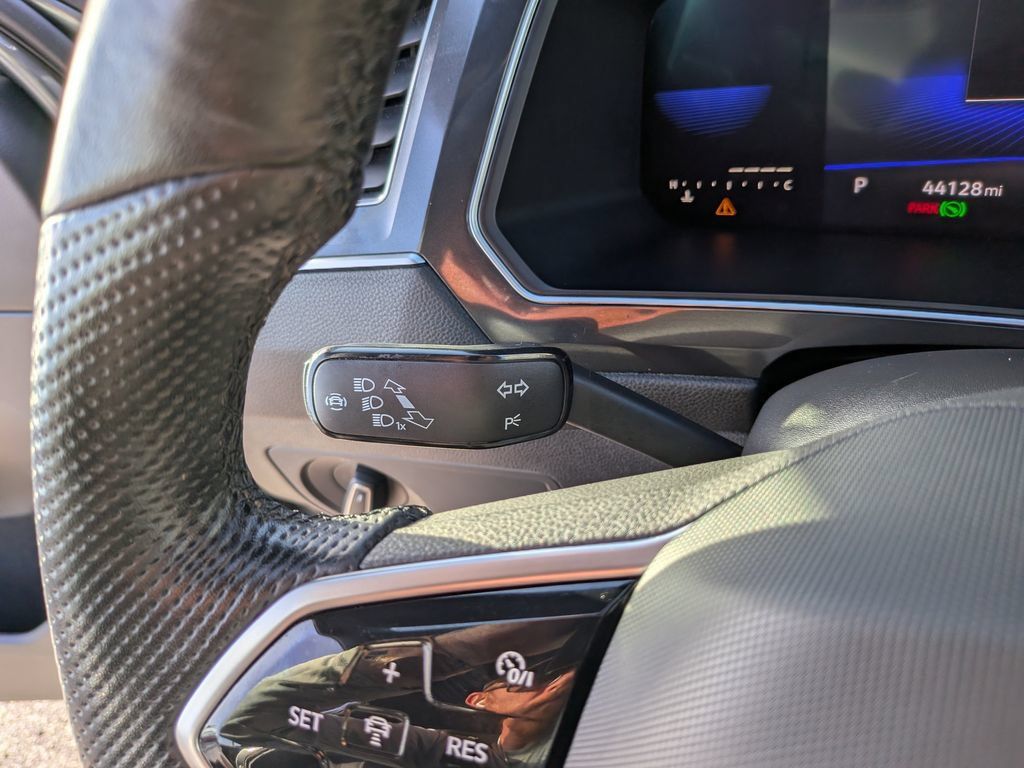 Certified 2022 Volkswagen Tiguan SE R-Line FWD image 29