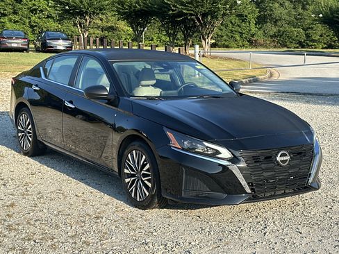 Used 2025 Nissan Altima 2.5 SV FWD image 3