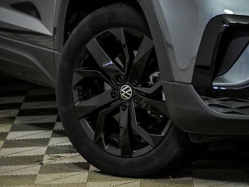 Used 2023 Volkswagen Taos SE w/ Panoramic Sunroof Package image 3