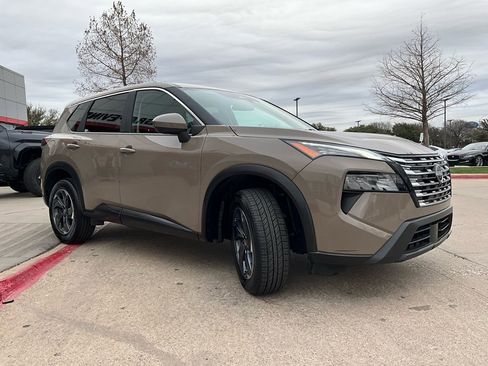 Used 2025 Nissan Rogue SV image 4