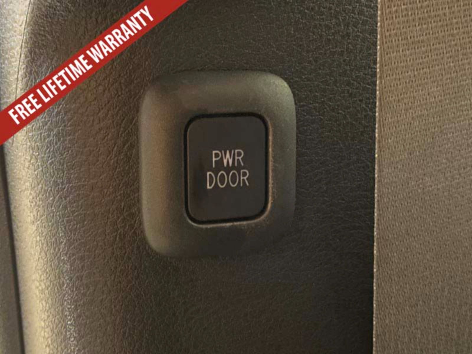 Used 2025 Toyota Sienna LE FWD image 45