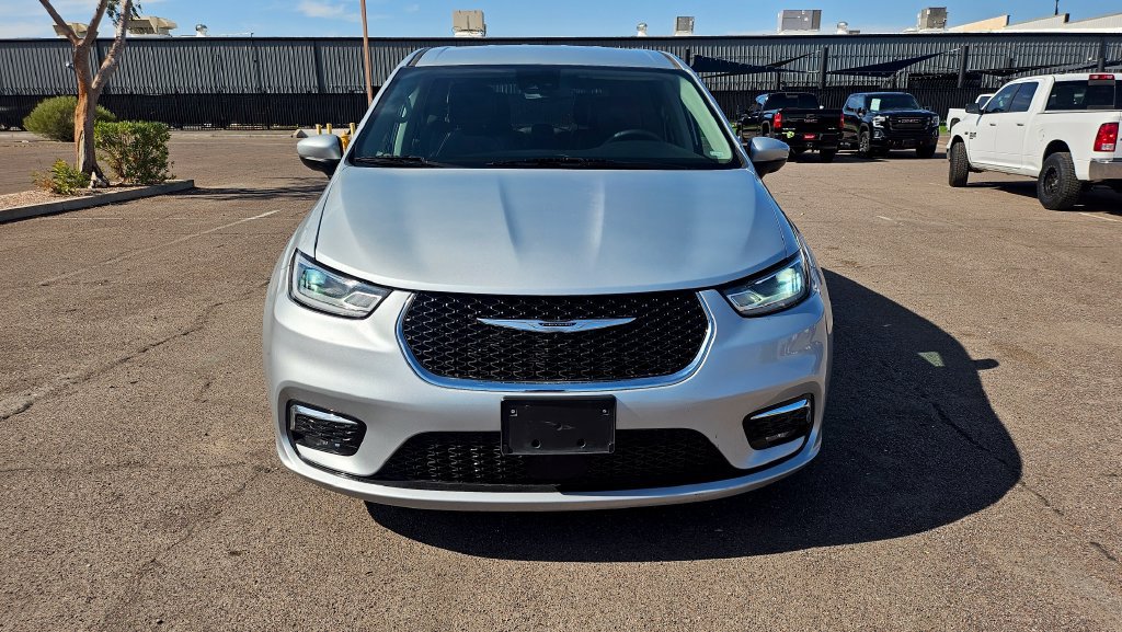 Used 2023 Chrysler Pacifica Touring-L FWD image 3