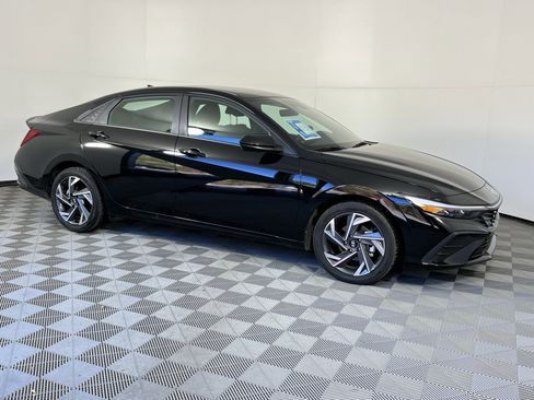 Used 2025 Hyundai Elantra Sport image 7