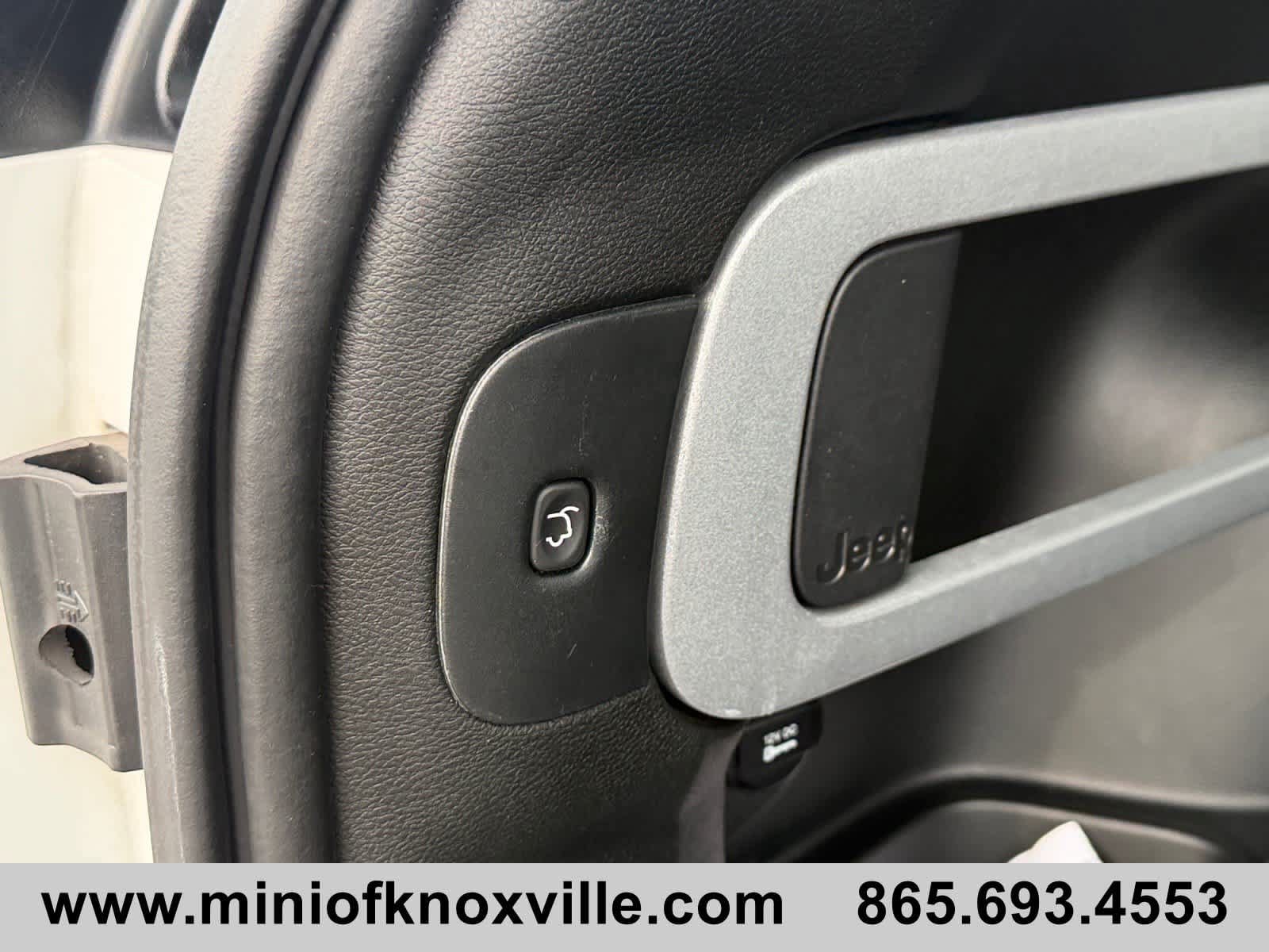 Used 2017 Jeep Cherokee Trailhawk AWD/4WD image 20