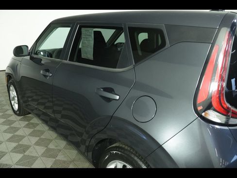 Used 2025 Kia Soul LX w/ LX Technology Package FWD image 16