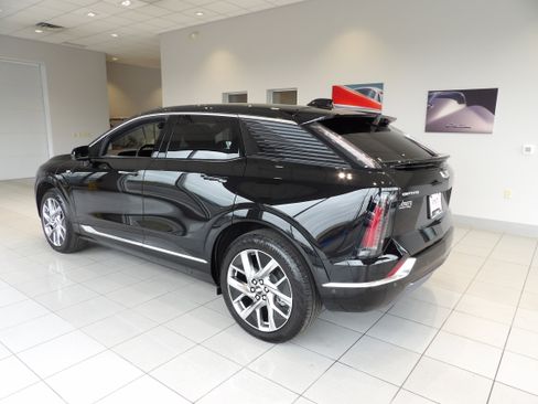 Used 2025 Cadillac Optiq Luxury 2 w/ LPO, Floor Liner Package AWD/4WD image 6