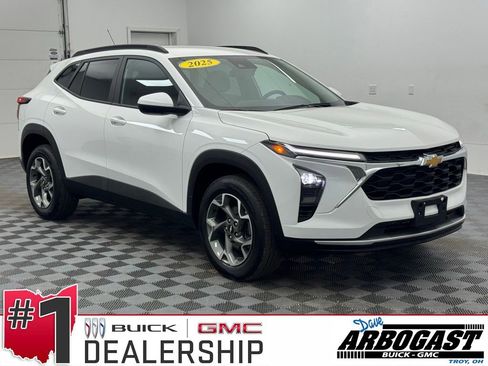 Used 2025 Chevrolet Trax LT w/ LT Convenience Package FWD image 1