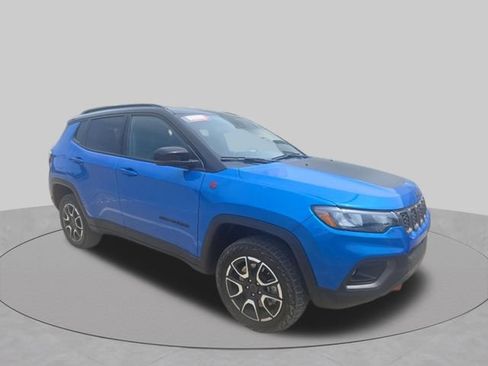 Used 2025 Jeep Compass Trailhawk AWD/4WD image 1