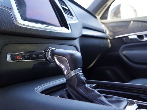 Used 2020 Volvo XC90 T6 Momentum w/ Advanced Package image 15