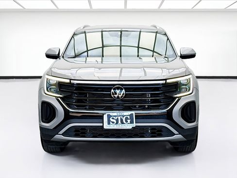 Used 2025 Volkswagen Atlas Cross Sport SE image 2