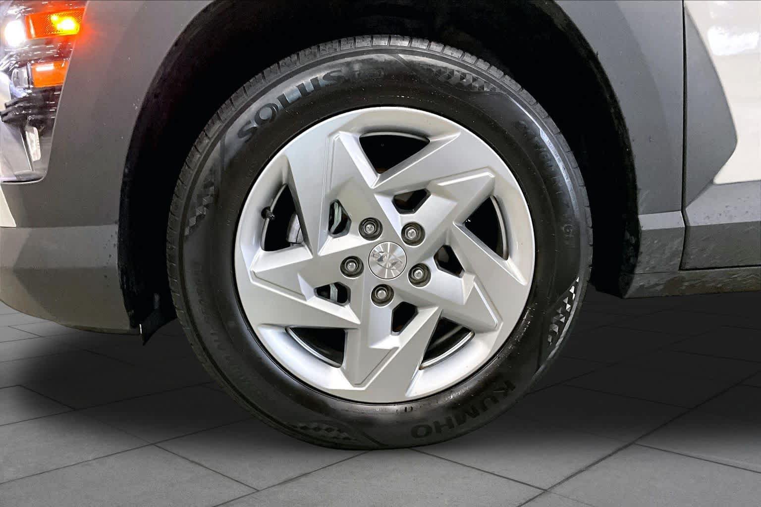 Used 2024 Hyundai Kona SE FWD image 11